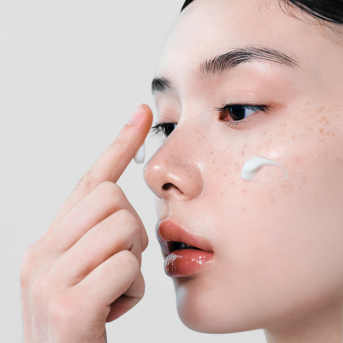 Dr.Althea 147 Barrier Cream application on skin